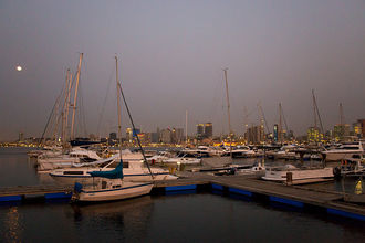 Blick vom Yachthafen auf die Skyline von Luanda