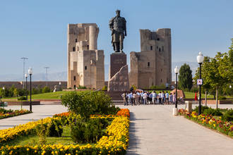 das Denkmal für Timur Leng vor den Resten des Ak-Sarai Palastes
