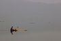 Fischer auf den für hier typischen Holzbrettern im Lake Bosumtwa