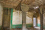 Aufwändig geschnitzte Holzbalken und Türen im Al Malad Castle