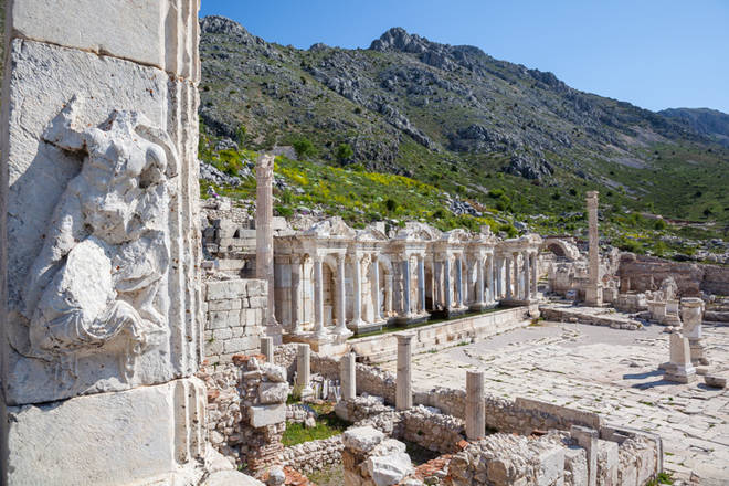 Die Agora mit großem verziehrten Brunnen in Sagalassos