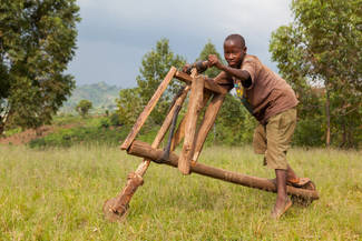 Junge mit selbstgebautem Holzroller