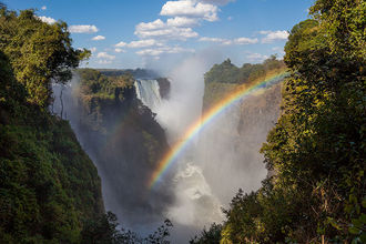 herrliche Regenbogenspiele in den Victoria-Falls