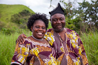 Pastor George mit seiner Frau in landestypischer Tracht