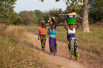 Frauen auf dem Weg zurück ins Dorf
