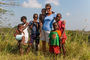 Conny mit Kindern aus Massangano
