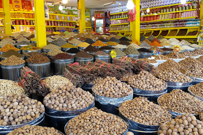 ein Laden voller Gewürze, Nüsse und Trockenfrüchte