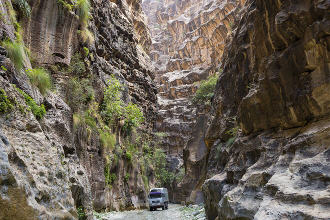 Spektakuläre Fahrt durch das enge Wadi Ljib