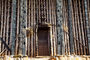 Versammluchshaus Achum aus Bambus, mit verzierten Holzstehlen