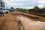 durch Wasser zerstörte Straßen behindern das Fortkommen
