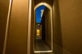 Gelungene Beleuchtung der alten Gassen von Yazd