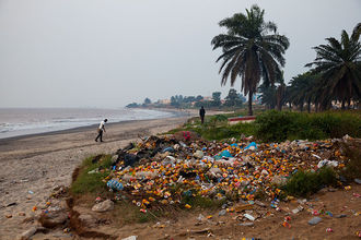 vermüllter Strand in Cabinda