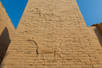 Teil des weltberühmten Ischtar Tores in Babylon mit originalen Abbildungen von Stieren und dem Fabelwesen Mušḫuššu