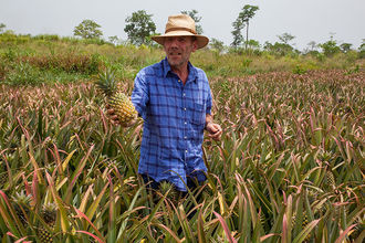 Helmut, der Ananaskönig auf der Tropigha Farm