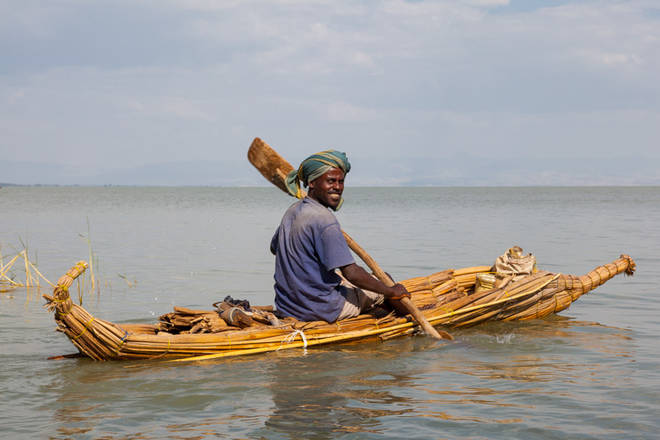 Fischer im traditionellen Papyrusboot auf dem Lake Tana