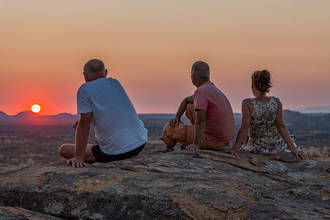 wir genießen den Sonnenuntergang in den Erongo-Bergen