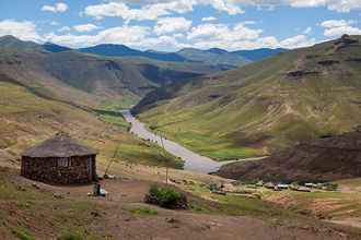 Flusslandschaft in den Bergen Lesothos