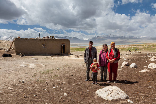 Nomadenfamilien in harten Lebensbedingungen