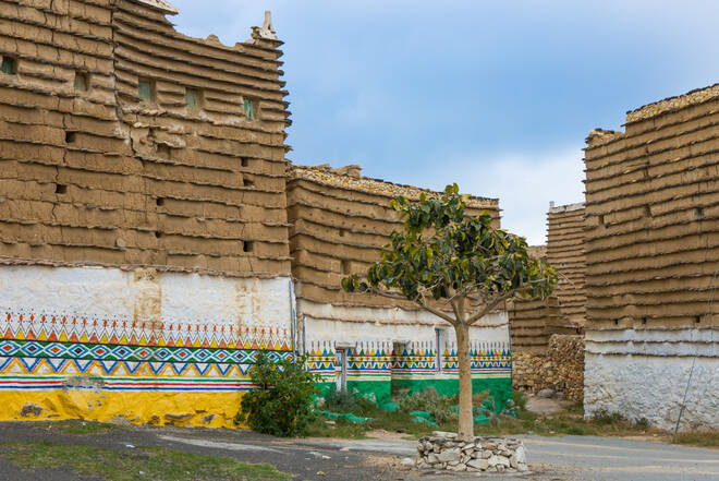 Architektur in Al Khalef mit bunten Fassaden und Schiefersteinen im Mauerwerk