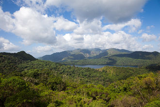 Blick auf den Mount Oku und den Lake Oku