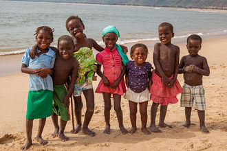 fröhliche Kinder am Strand von Quicombo