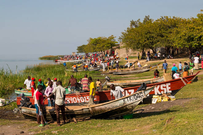 Boote am Fischmarkt von Katwe