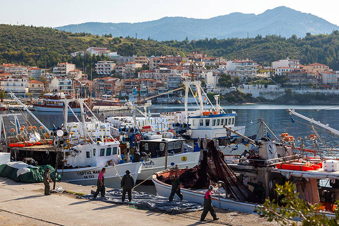 Fischerboote im Hafen von Nea Marmaras