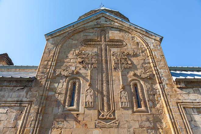 Kunstvoll verzierte Südfassade der Ananuri Kirche