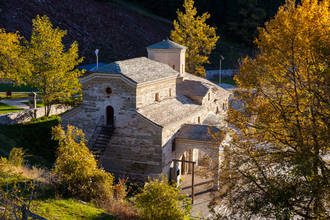 Agia Paraskevi, geschmückt von buntem Herbstlaub