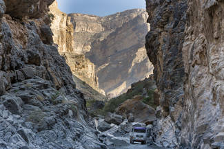 Die Fahrt durchs enge Wadi ist immer wieder ein Highlight