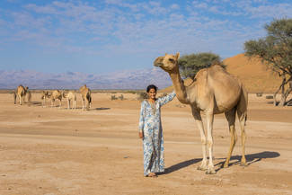 Omani-Mädchen mit ihren Kamelen