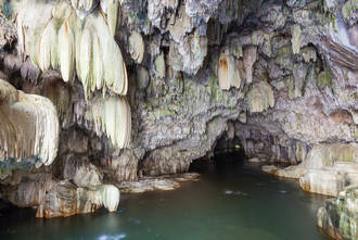 Spannendes Schwimmen in unterirdischen Höhlengängen