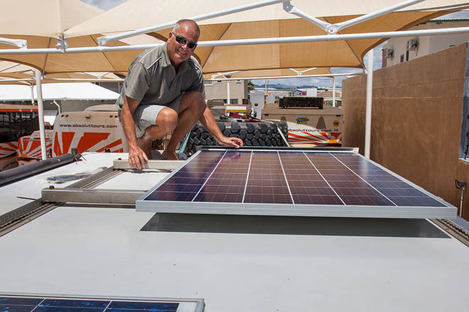 wir montieren ein neues Solarpanel