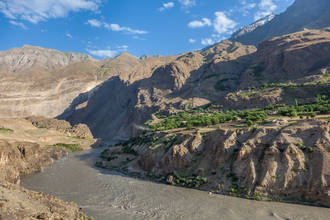 Ausblicke nach Afghanistan im teilweise engen Flusstal