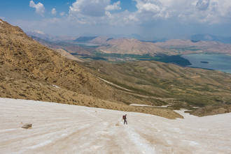 Abstieg über steile Schneezungen am Kuh-e Kalar