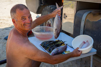 Tommy verarbeitet unseren Fischkauf