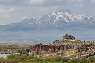 Die Yüksek Kilise bei Güzelyurt in herrlicher Kulisse