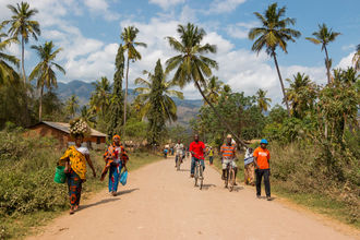 typisches Straßenbild in den tansanischen Dörfern
