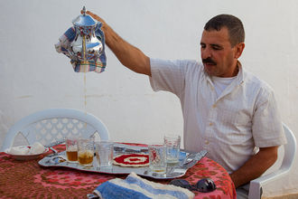 Omar bei der traditionellen Teezeremonie