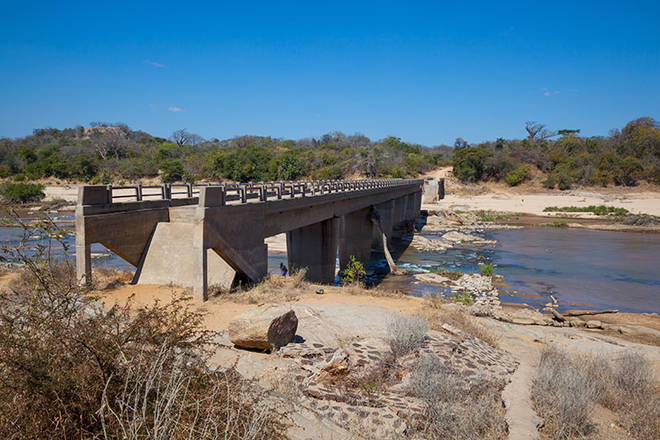 zerstörte Brücke über den Ruenya River
