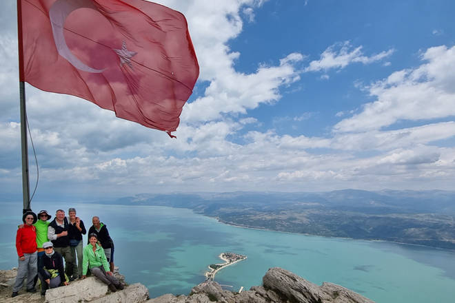 Mit dem gesamten Team auf dem Sifri Tepe hoch über dem Egirdir See