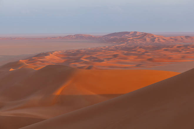 Sonnenuntergangsstimmung auf einer hohen Düne der Rub al Khali