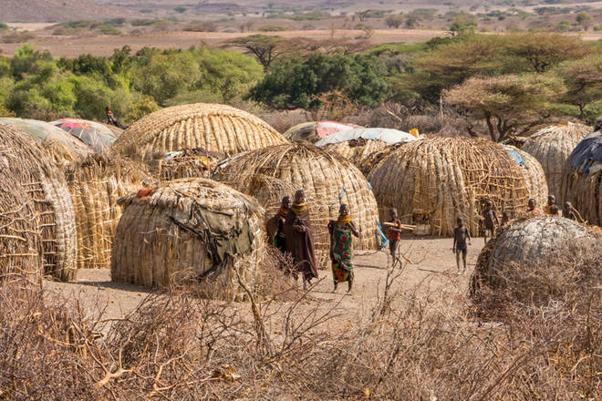 immer wieder fahren wir an Siedlungen des Turkana-Volkes vorbei