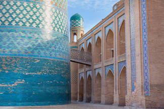 buntes Kalta Minor Minarett und Aminxon Medrese in Khiva