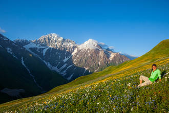 Herrliche Blumenwiesen vor den Eisgiganten des Großen Kaukasus