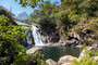 schöner Wasserfall mit Badegumpen