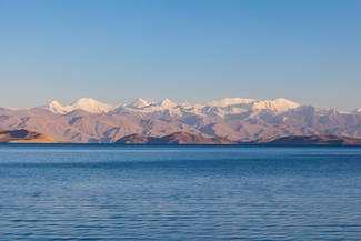 Blick über den Lake Karakul zum Peak Lenin
