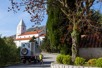 Ruhiges Plätzchen an der Burg von Drivenik in Kroatien