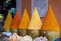 toll arrangierte Gewürze im Souk in Marrakech