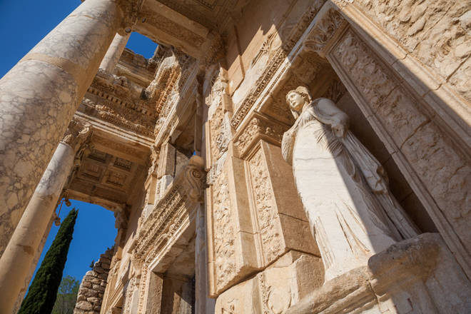 Wunderbare kunstvolle Details an der Celsus-Bibliothek